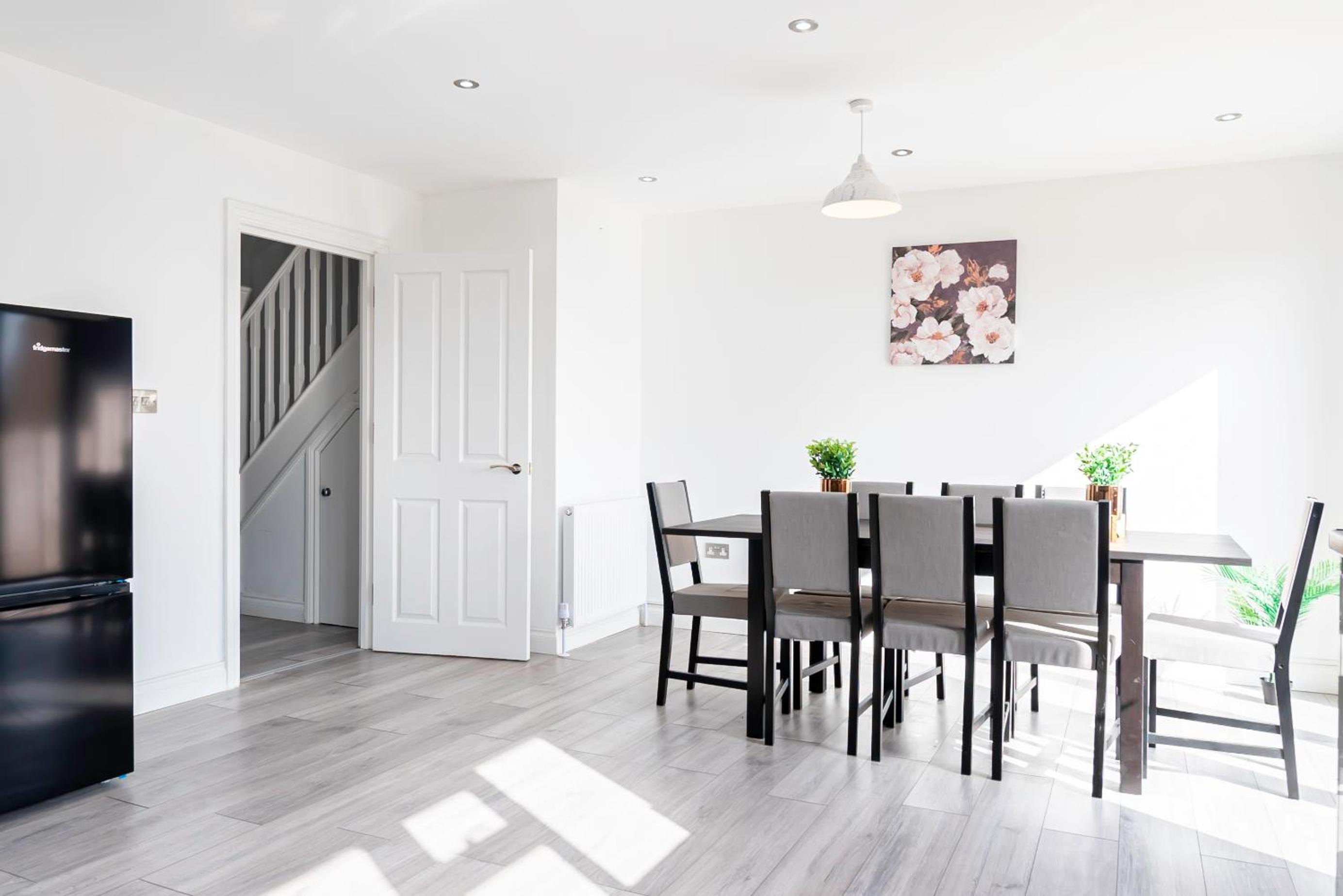 Luxury Holiday Home Free Parking By the Beach