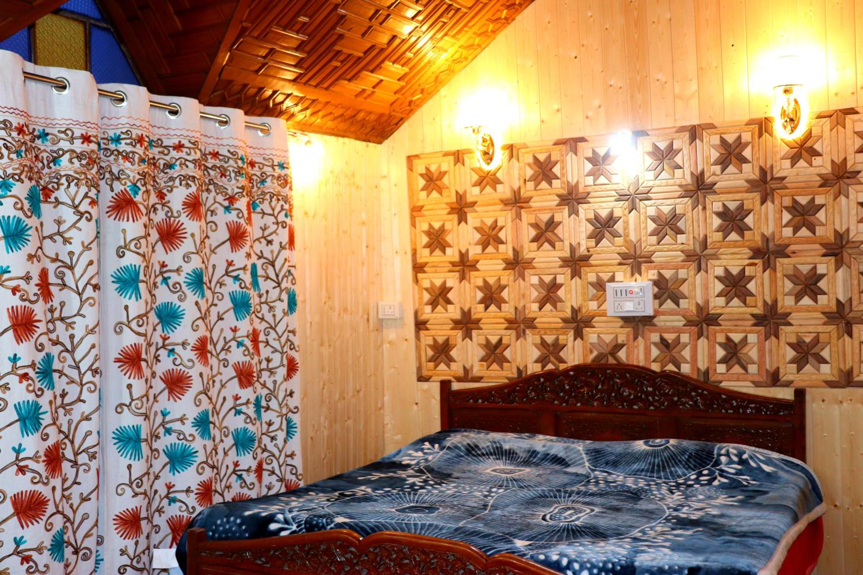 House Boat New Pala Palace