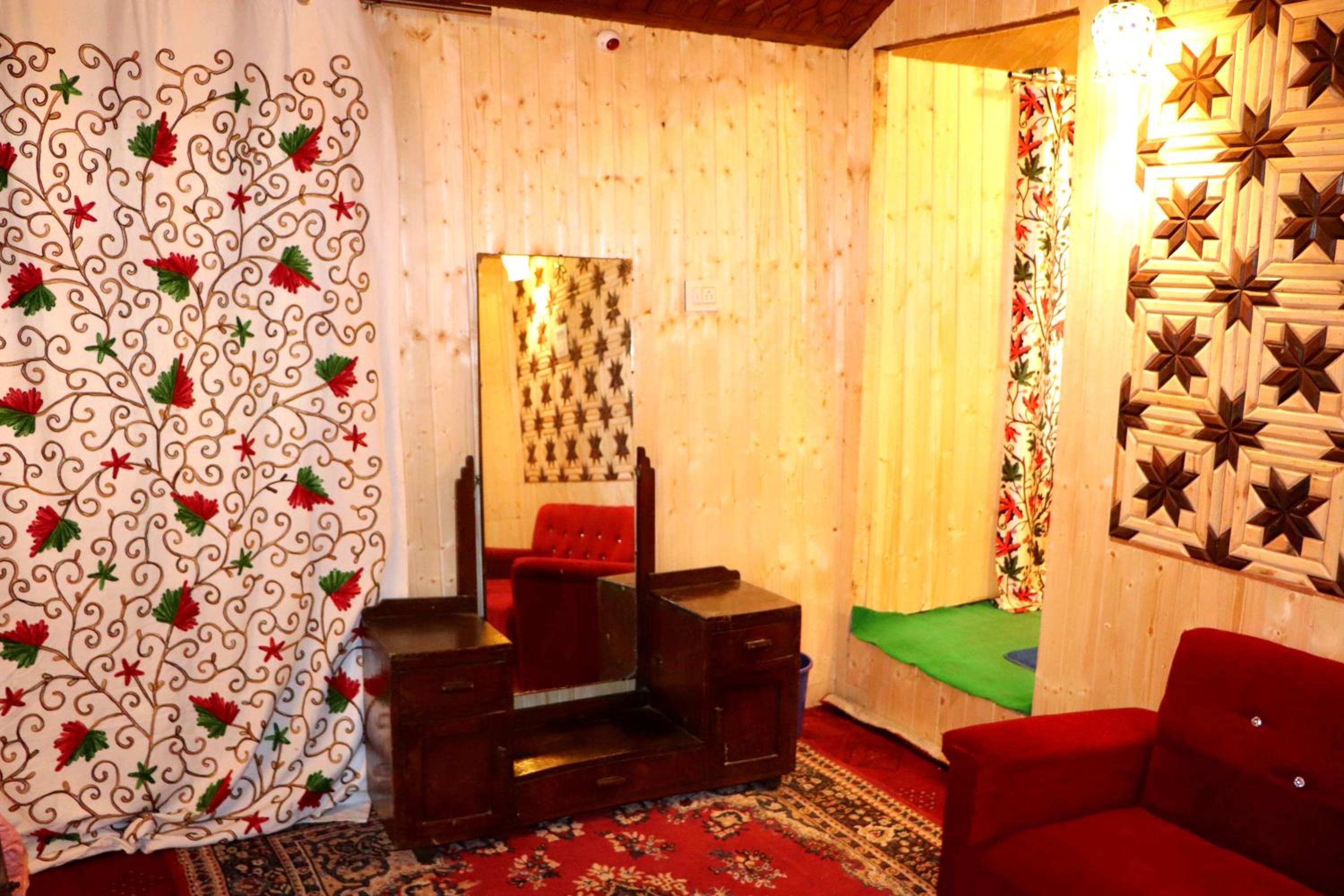 House Boat New Pala Palace