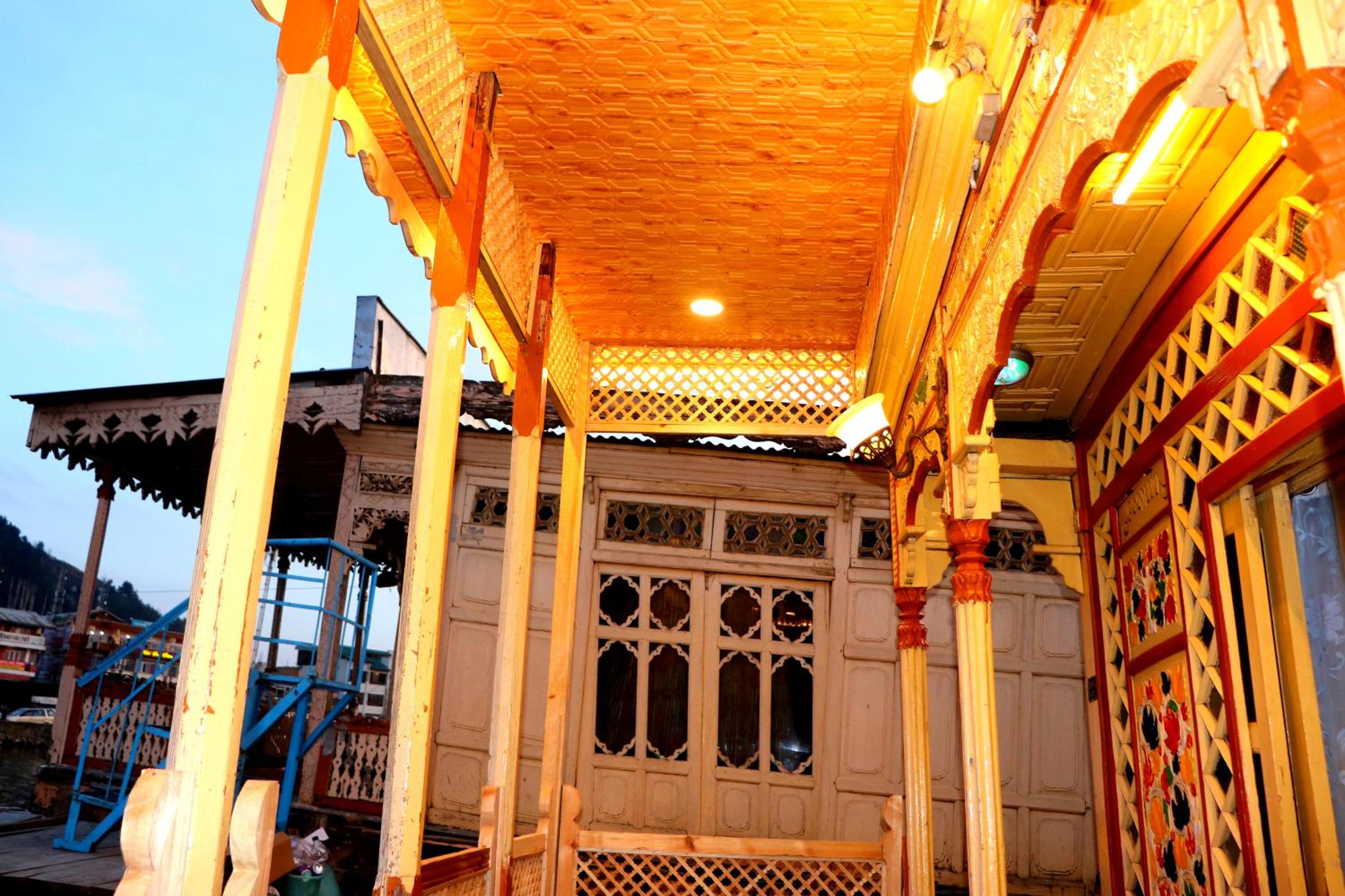House Boat New Pala Palace