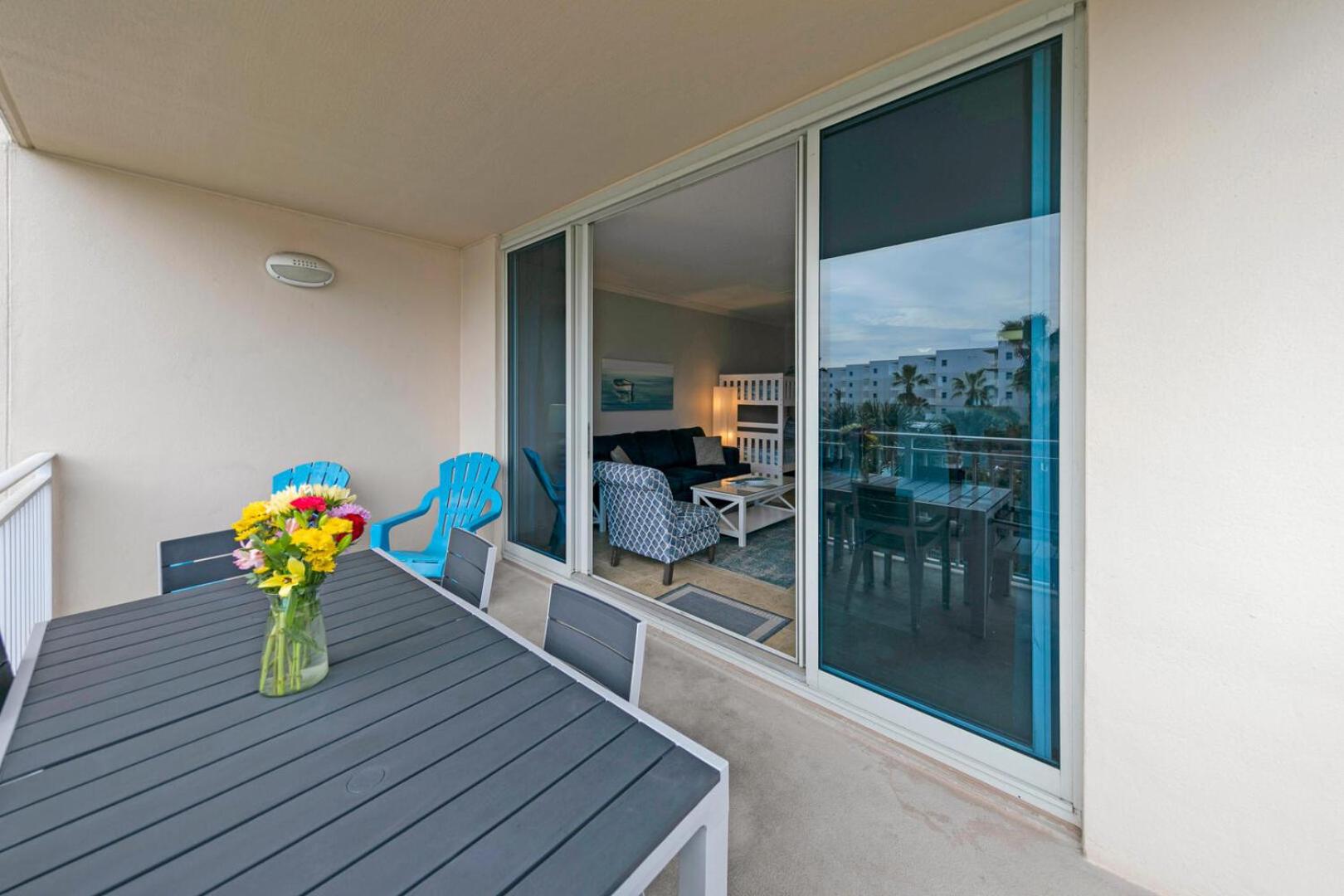 Lovely Courtyard Views Waterscape B428