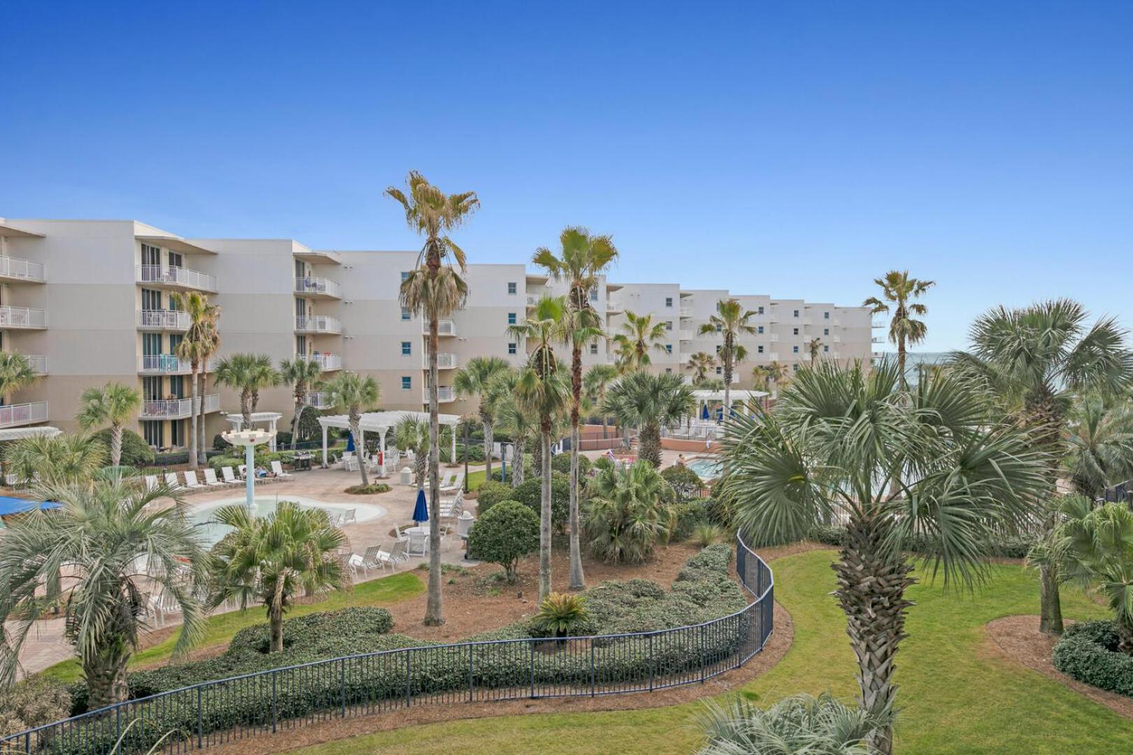 Lovely Courtyard Views Waterscape B428