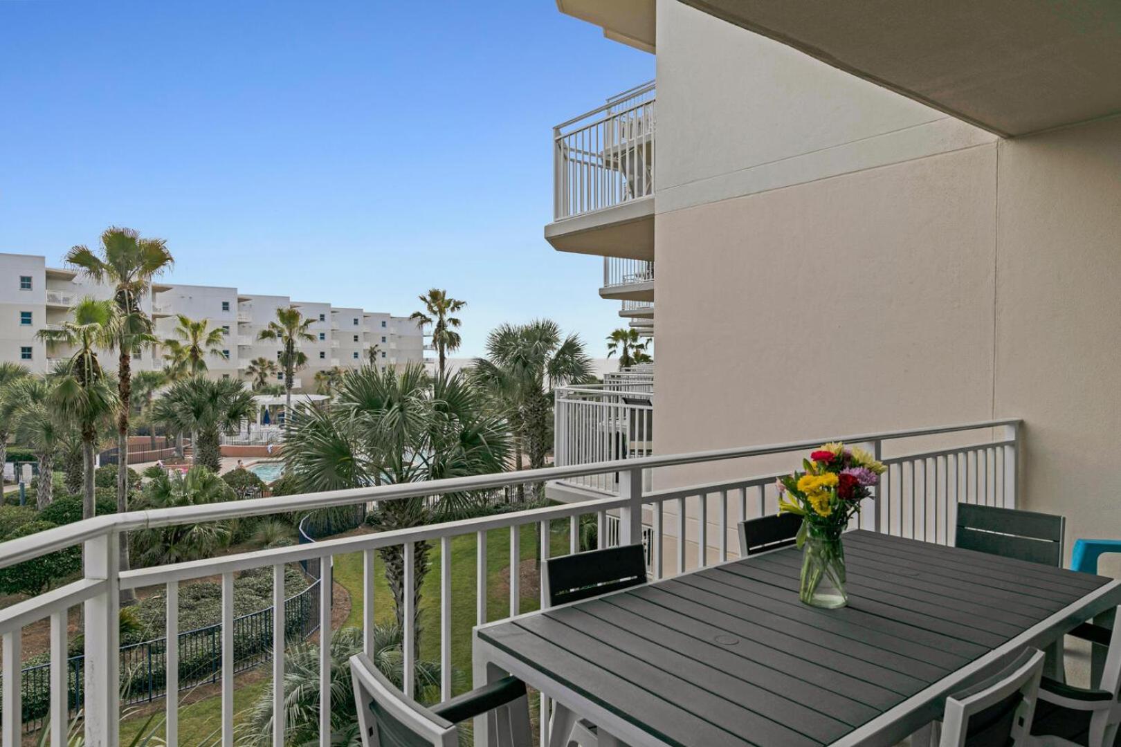 Lovely Courtyard Views Waterscape B428