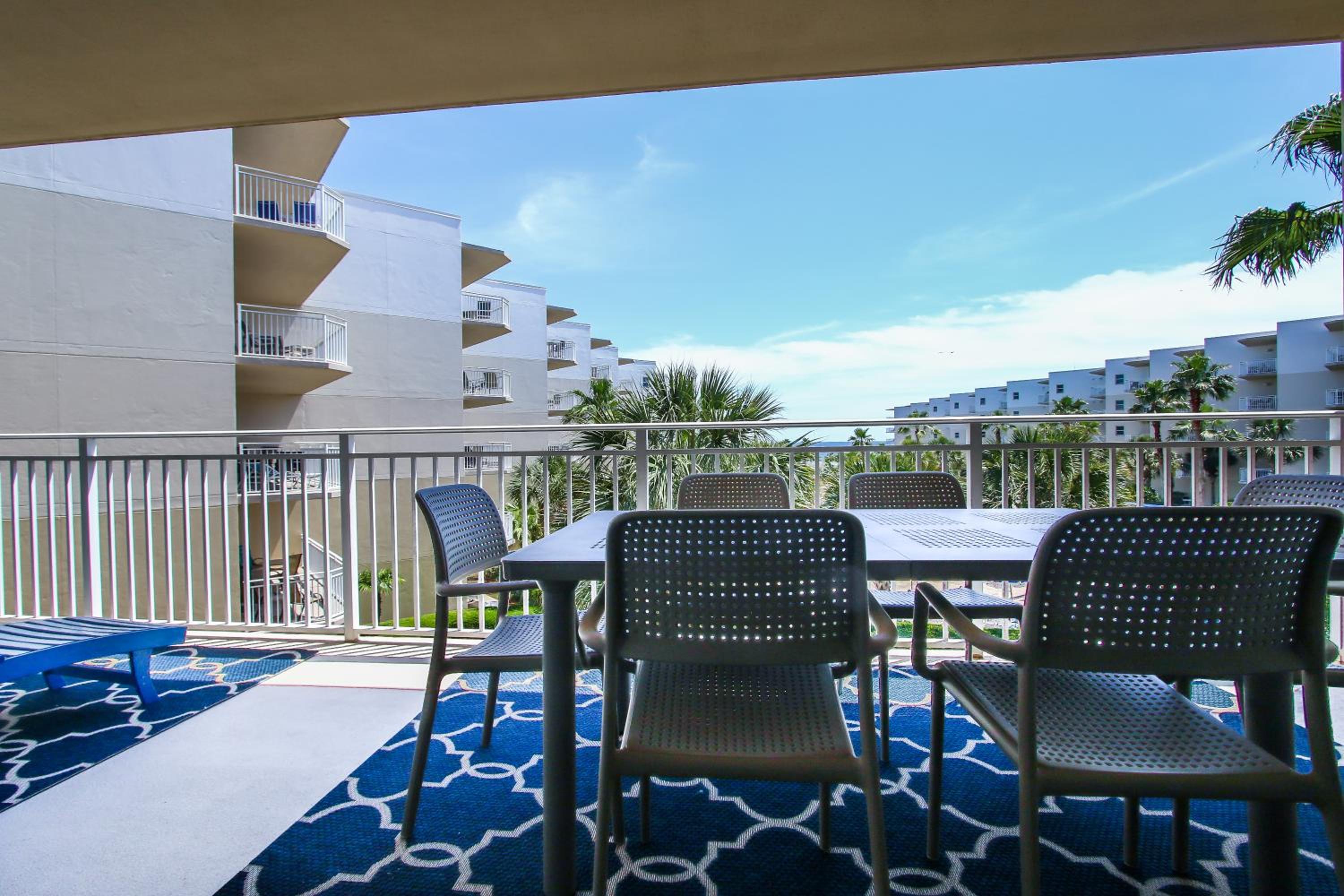 Gorgeous Overlooks The Courtyard in Classic Coastal Style Waterscape C400 view 4