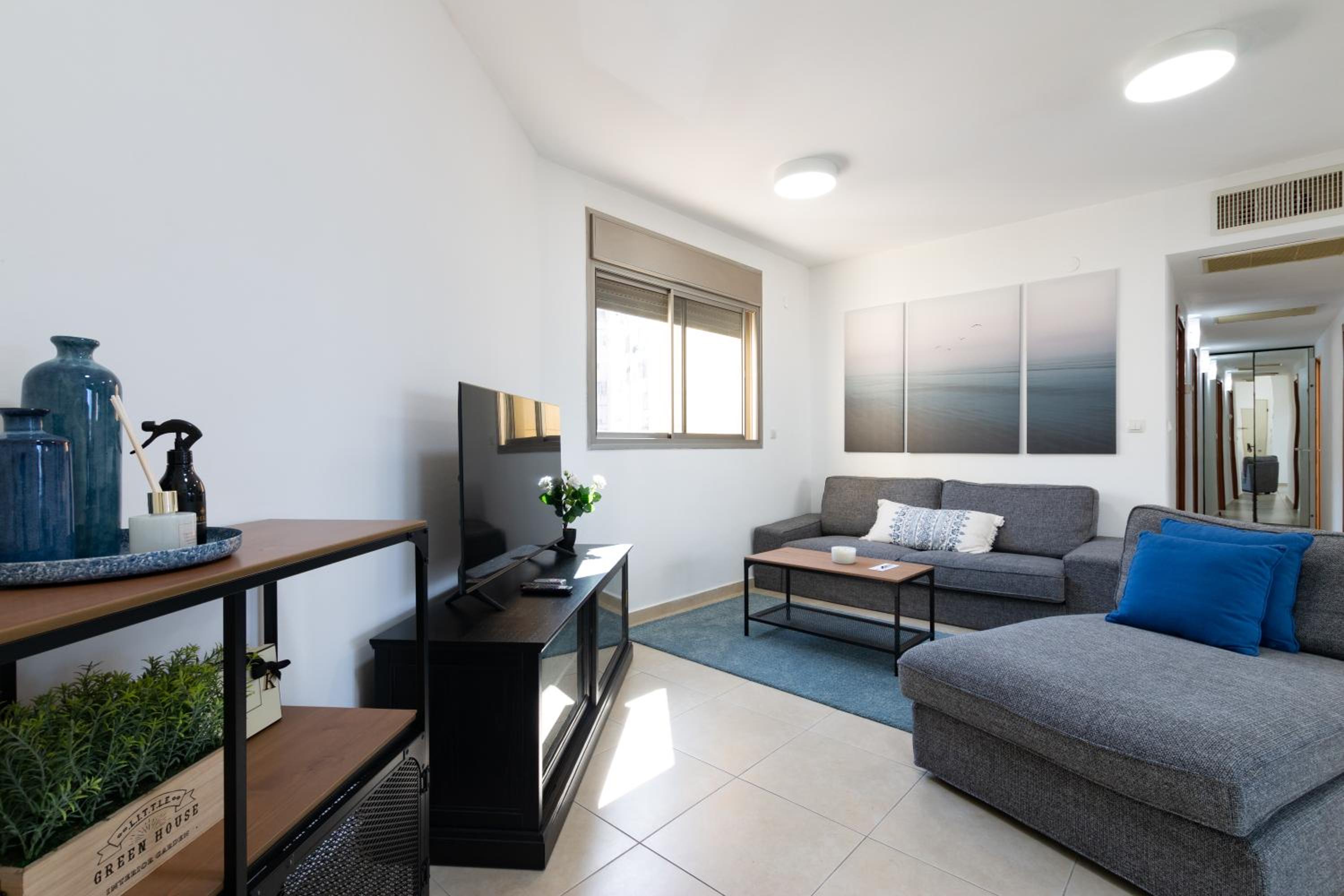 Beachfront Apt W Sea View & Parking l Mamad view 4