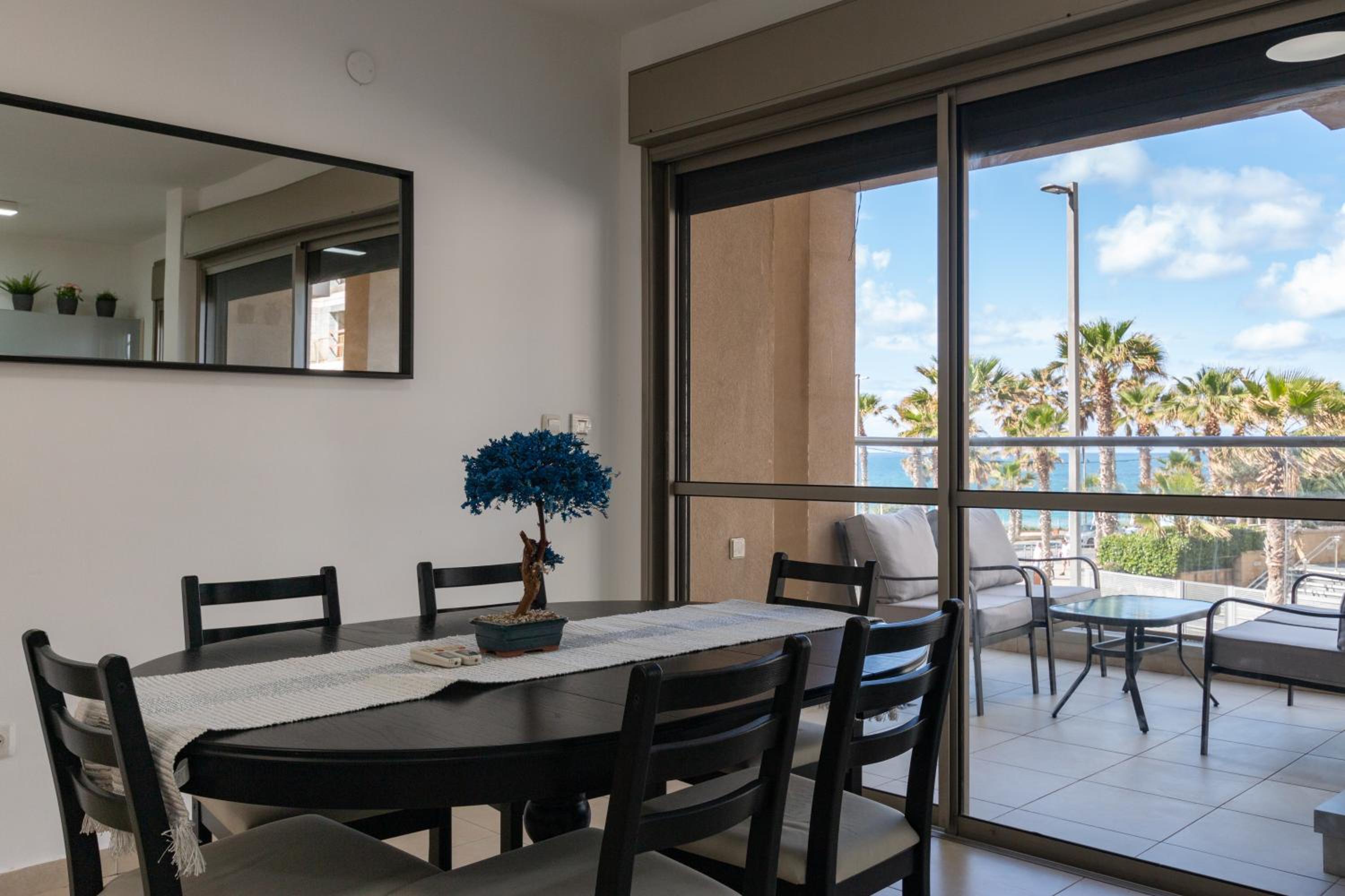 Beachfront Apt W Sea View & Parking l Mamad view 3