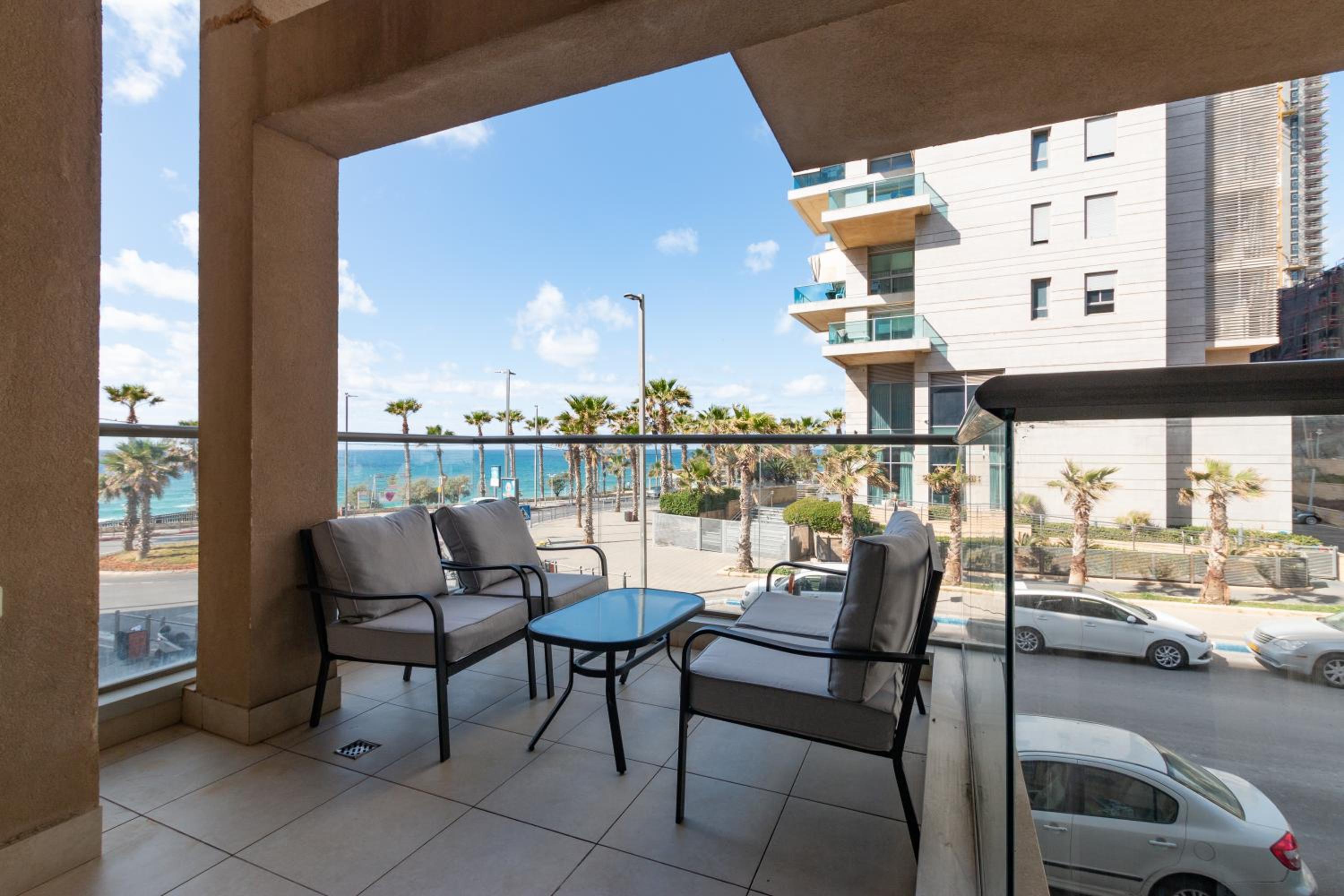 Beachfront Apt W Sea View & Parking l Mamad view 2