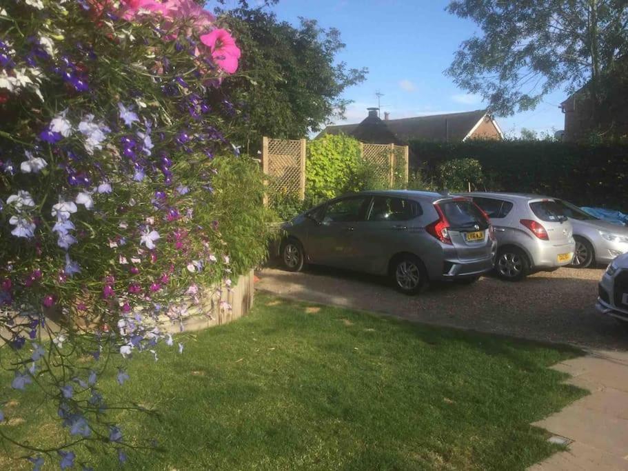 HENWICK HOUSE Beautiful flat,Private parking, short walk to town