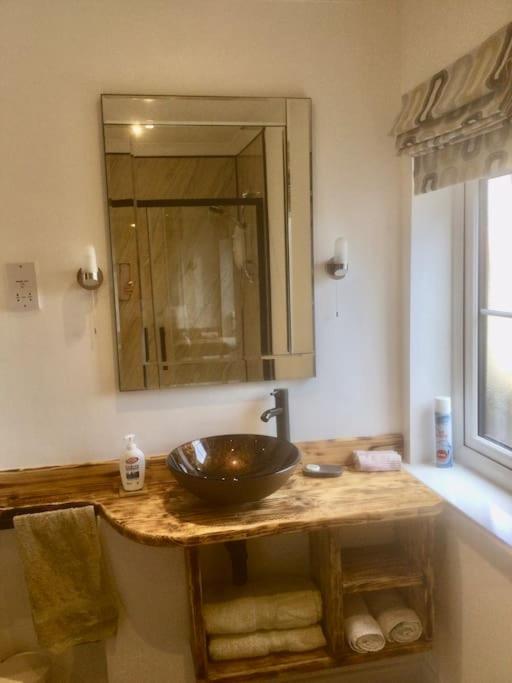 HENWICK HOUSE Beautiful flat,Private parking, short walk to town