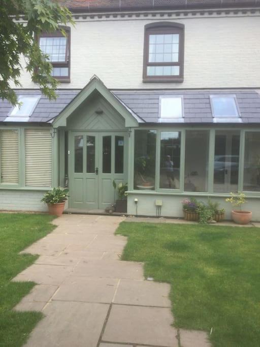 HENWICK HOUSE Beautiful flat,Private parking, short walk to town