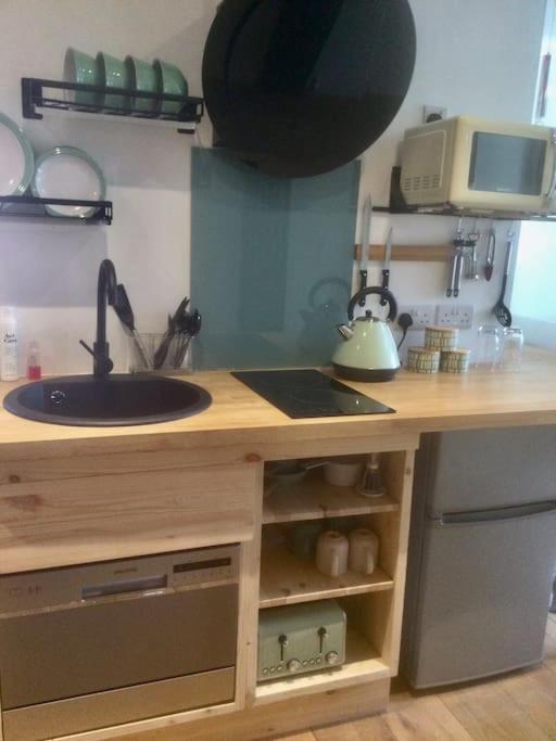 HENWICK HOUSE Beautiful flat,Private parking, short walk to town
