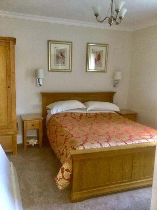 HENWICK HOUSE Beautiful flat,Private parking, short walk to town