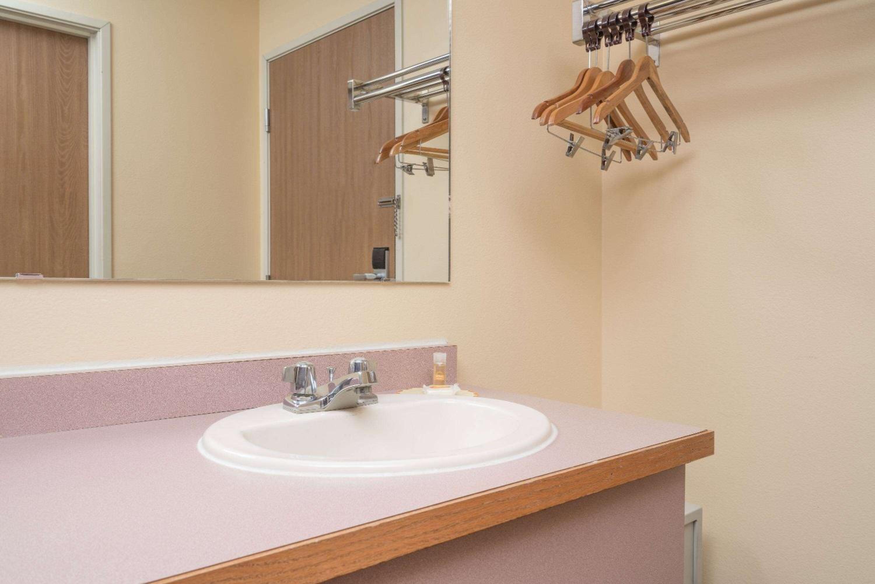 Days Inn by Wyndham West-Eau Claire view 3