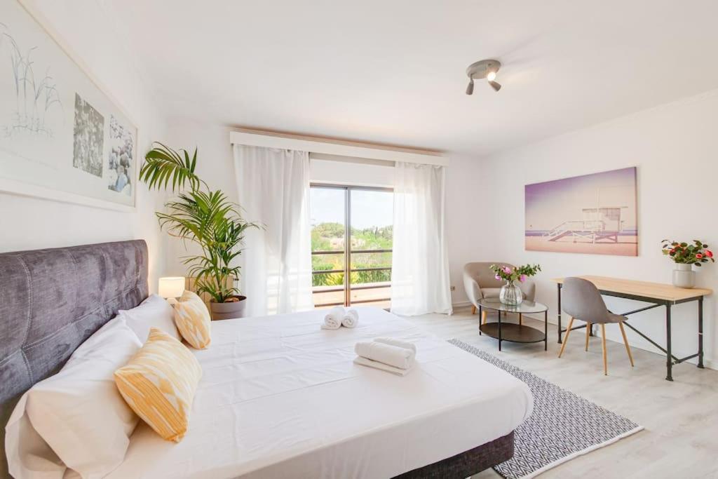 TRES PALMERAS moderne Villa, Pool 5 Minuten zum Strand, Klima, schnelles Wifi