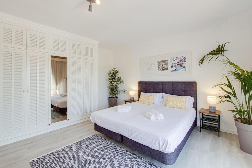 TRES PALMERAS moderne Villa, Pool 5 Minuten zum Strand, Klima, schnelles Wifi