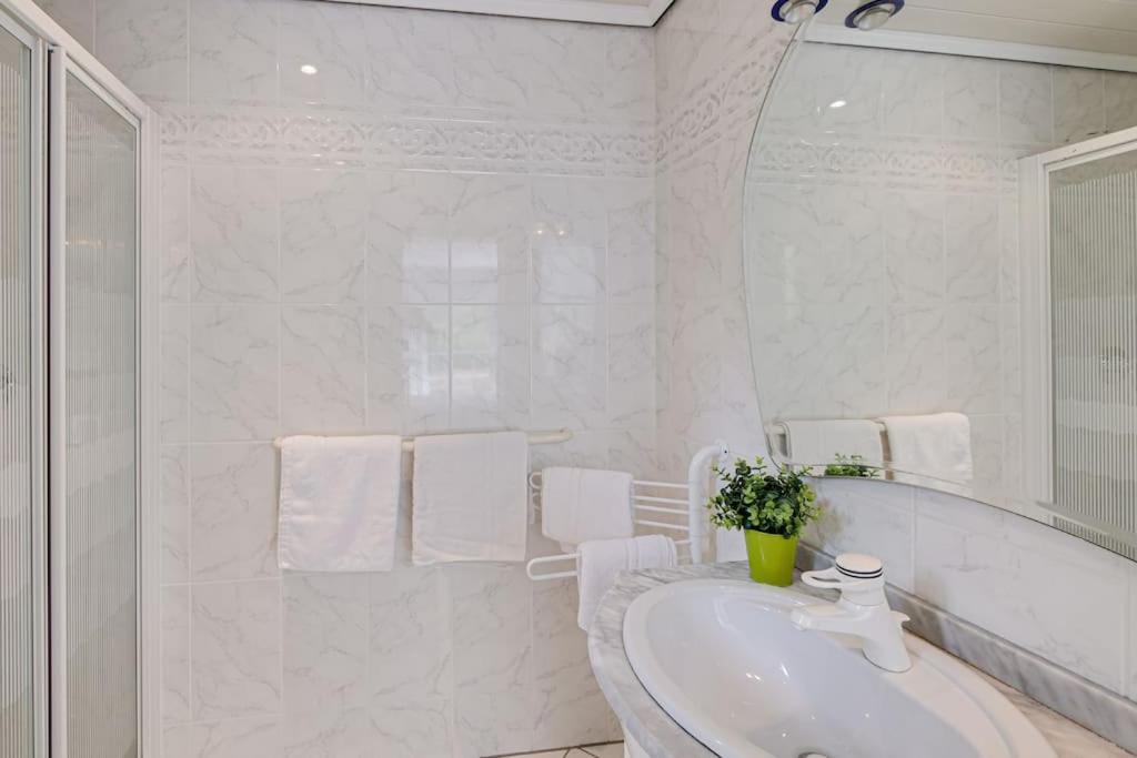 TRES PALMERAS moderne Villa, Pool 5 Minuten zum Strand, Klima, schnelles Wifi