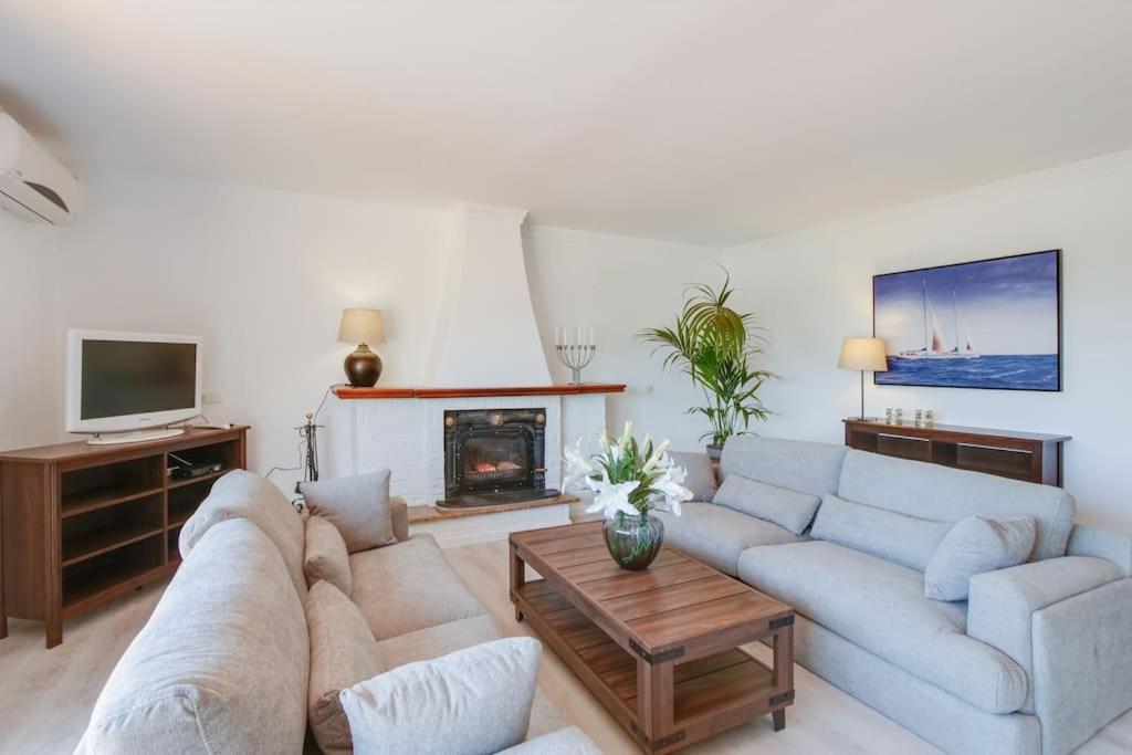 TRES PALMERAS moderne Villa, Pool 5 Minuten zum Strand, Klima, schnelles Wifi