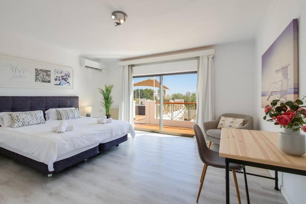 TRES PALMERAS moderne Villa, Pool 5 Minuten zum Strand, Klima, schnelles Wifi