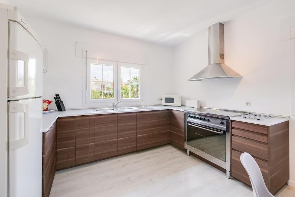 TRES PALMERAS moderne Villa, Pool 5 Minuten zum Strand, Klima, schnelles Wifi
