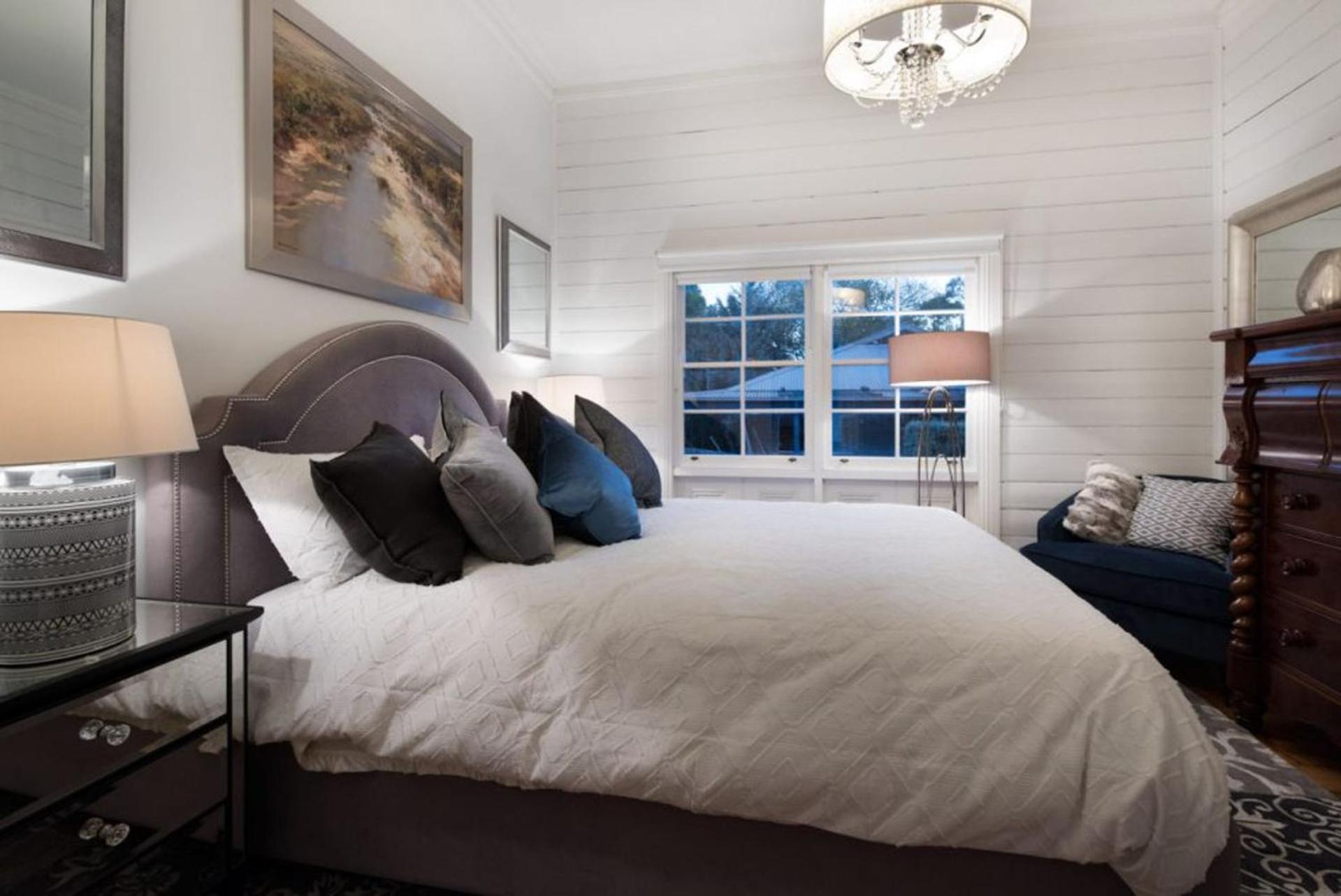 The Lux Luxury 4 bedroom, 2 bathroom, with stunning garden view 3