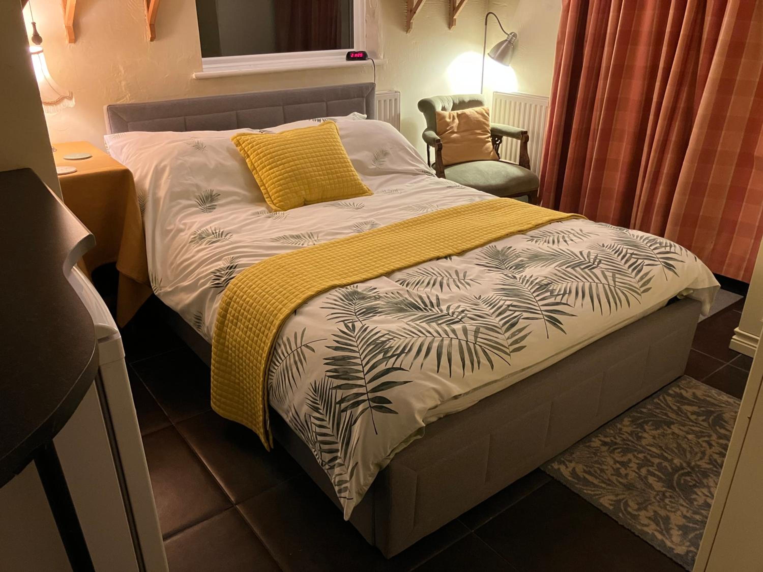 Entire Studio with Ensuite balcony and parking view 2