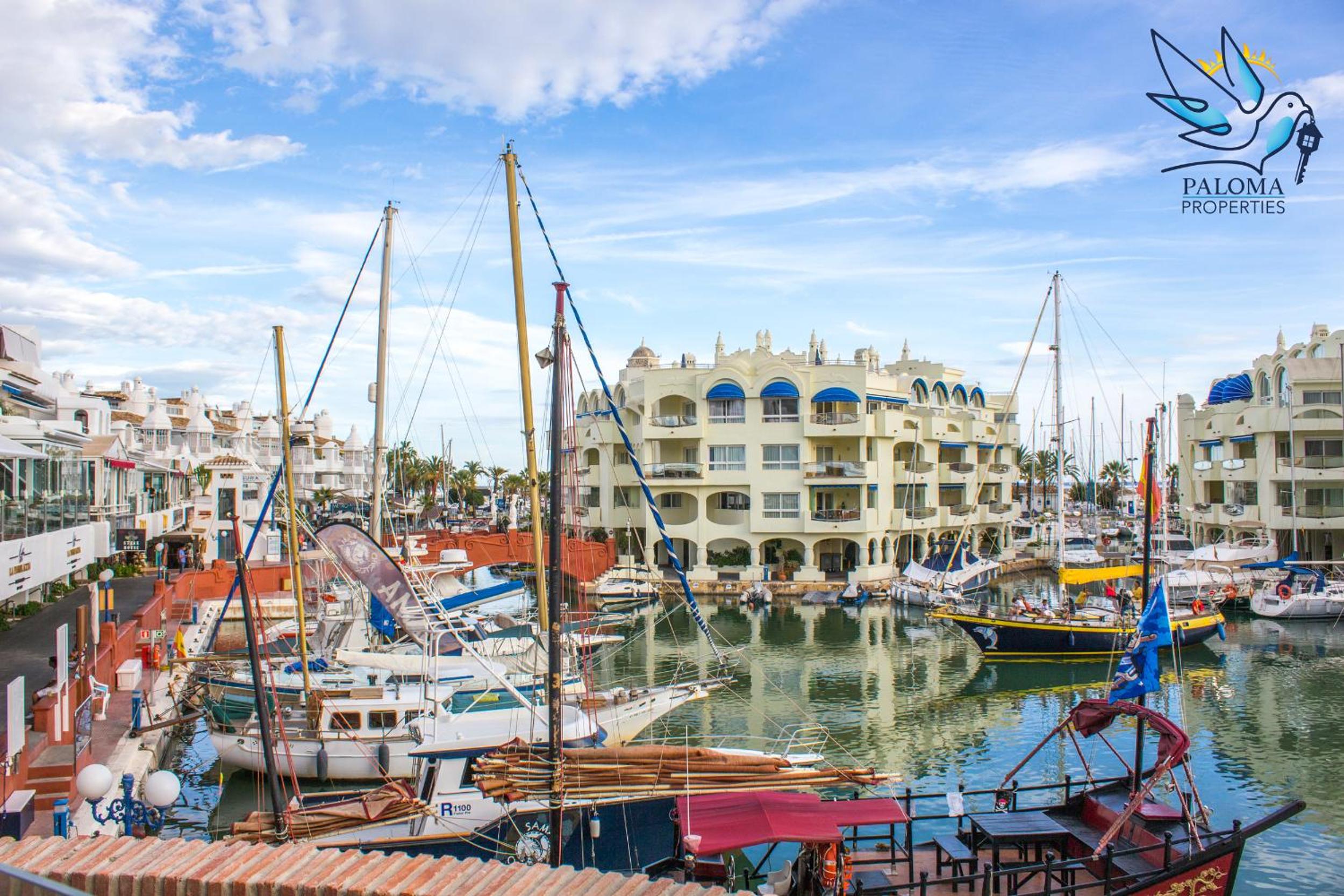 2BDR Sunny apartment with pool and private parking in Benalmádena