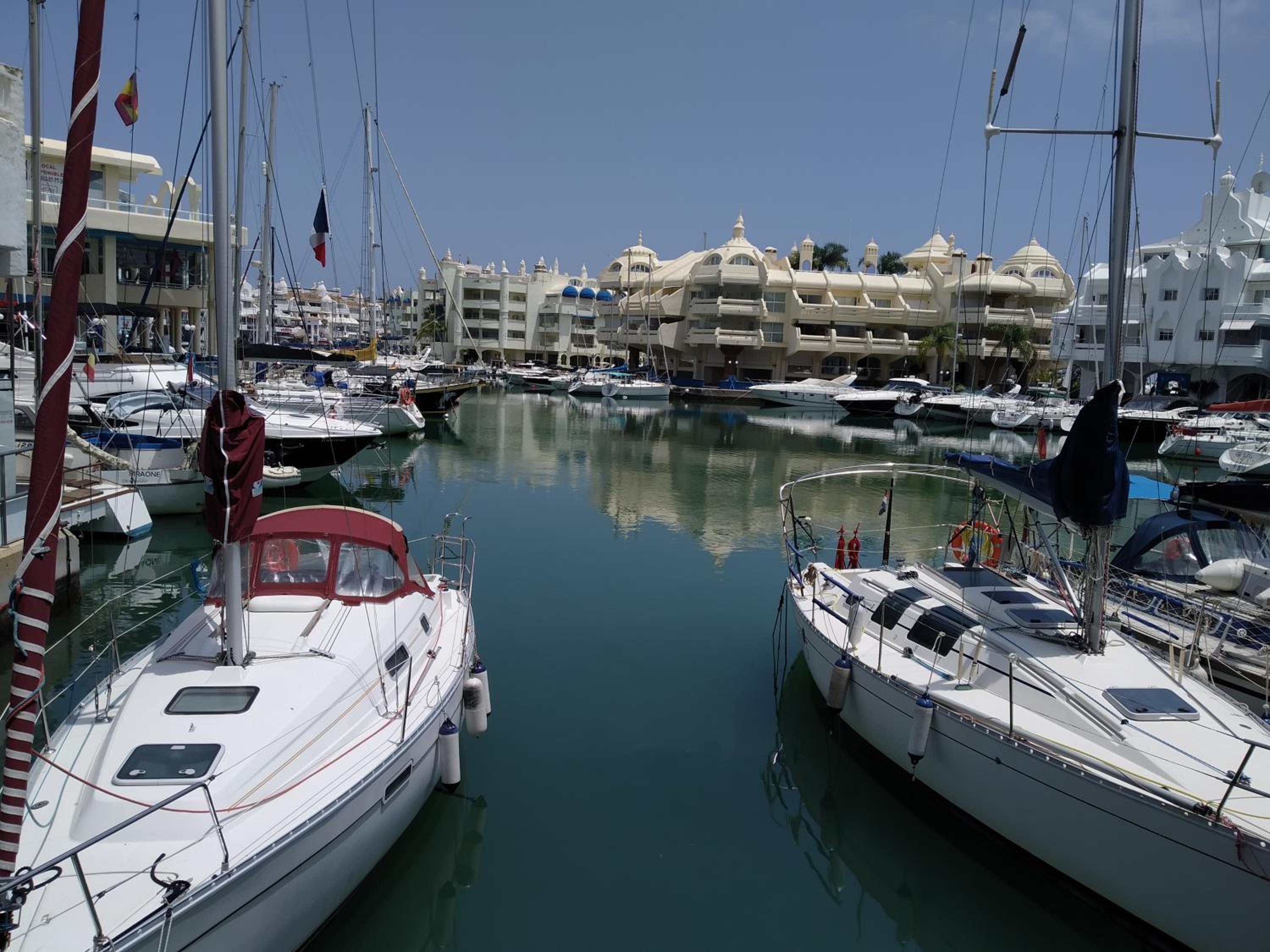 2BDR Sunny apartment with pool and private parking in Benalmádena