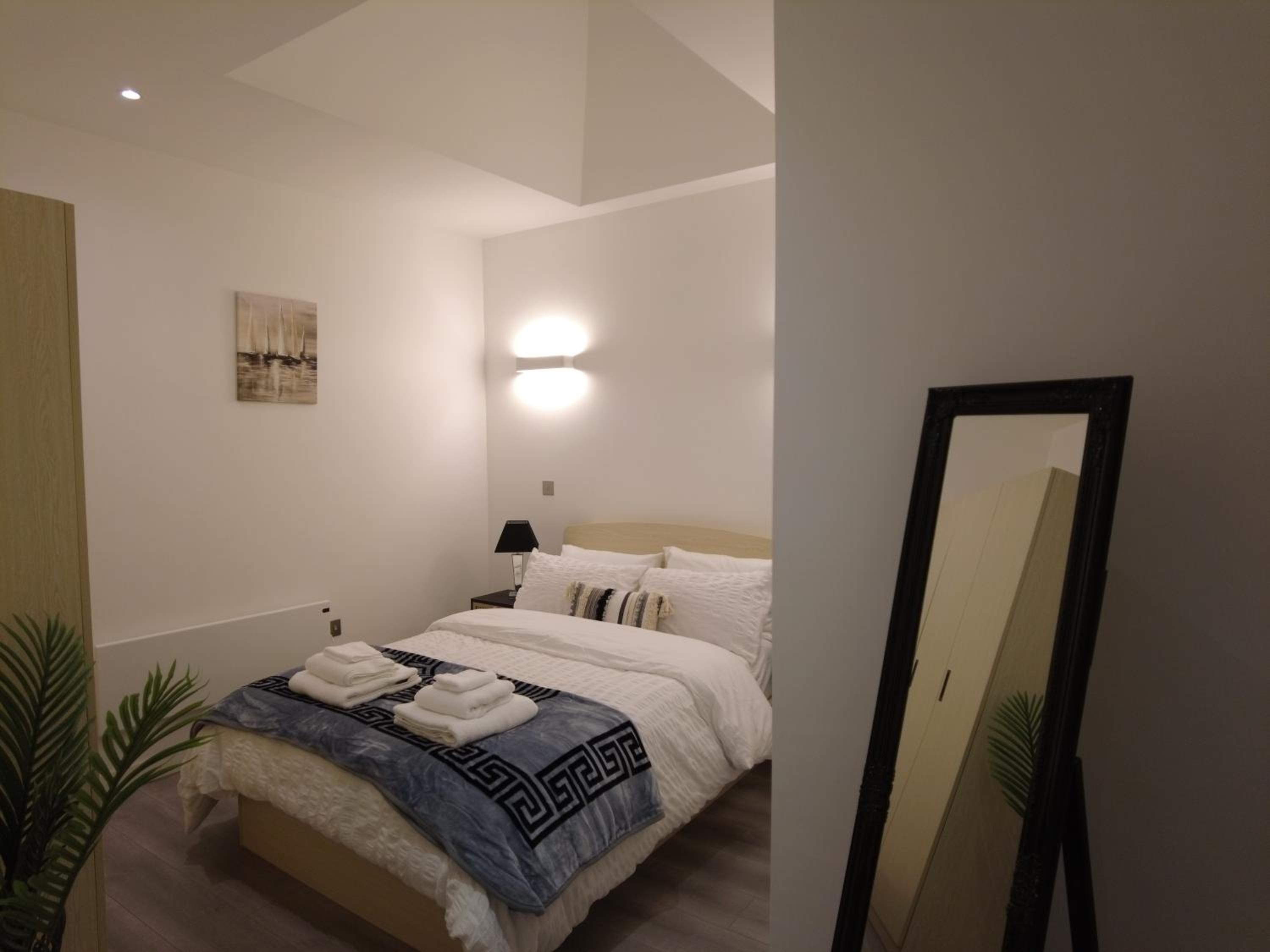Stylish 2 bedrooms, 2 bathrooms with workspace in Milton Keynes view 2