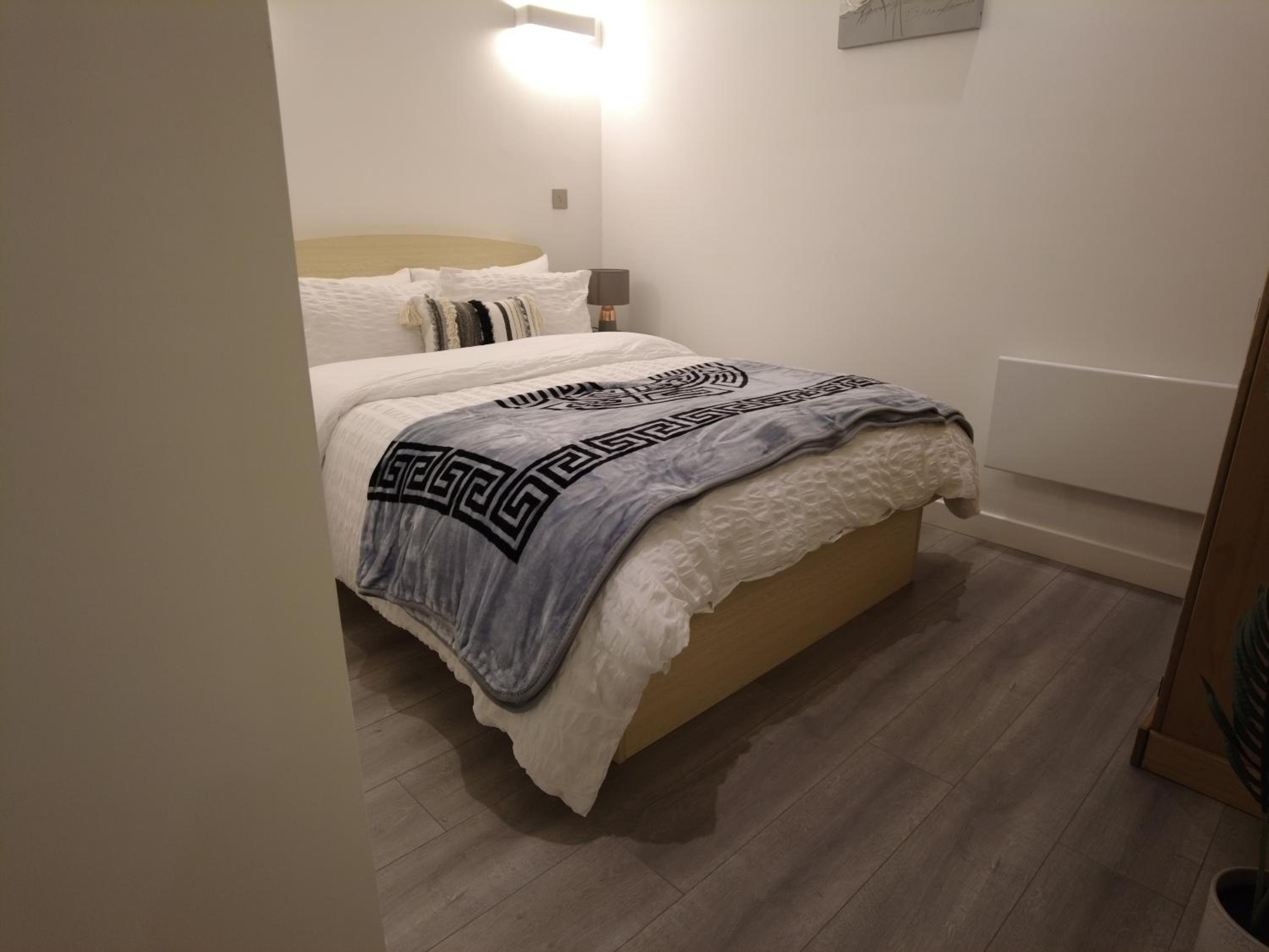 Stylish 2 bedrooms, 2 bathrooms with workspace in Milton Keynes view 3