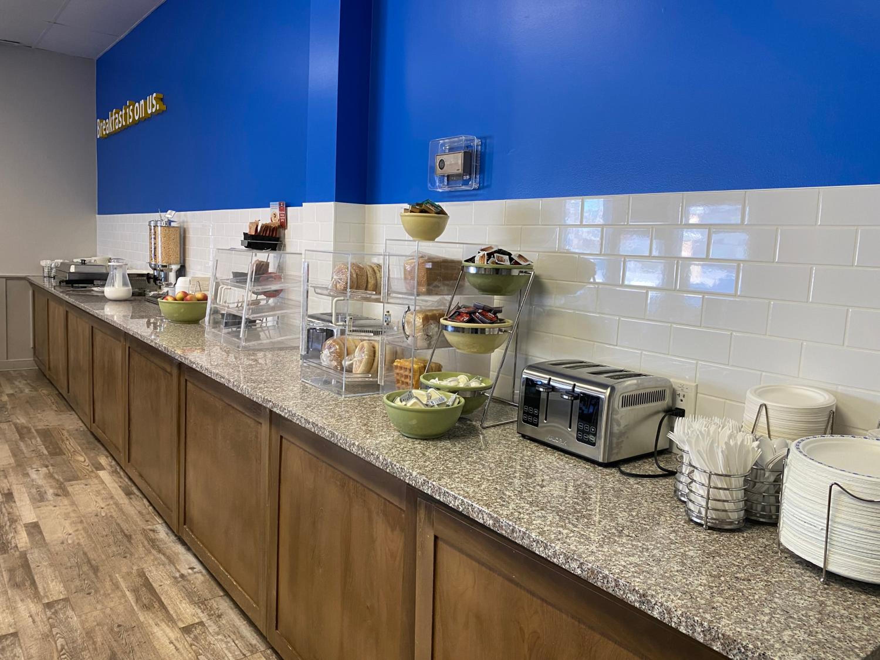 Brockville Vacations - Days Inn by Wyndham Brockville - Property Image 2