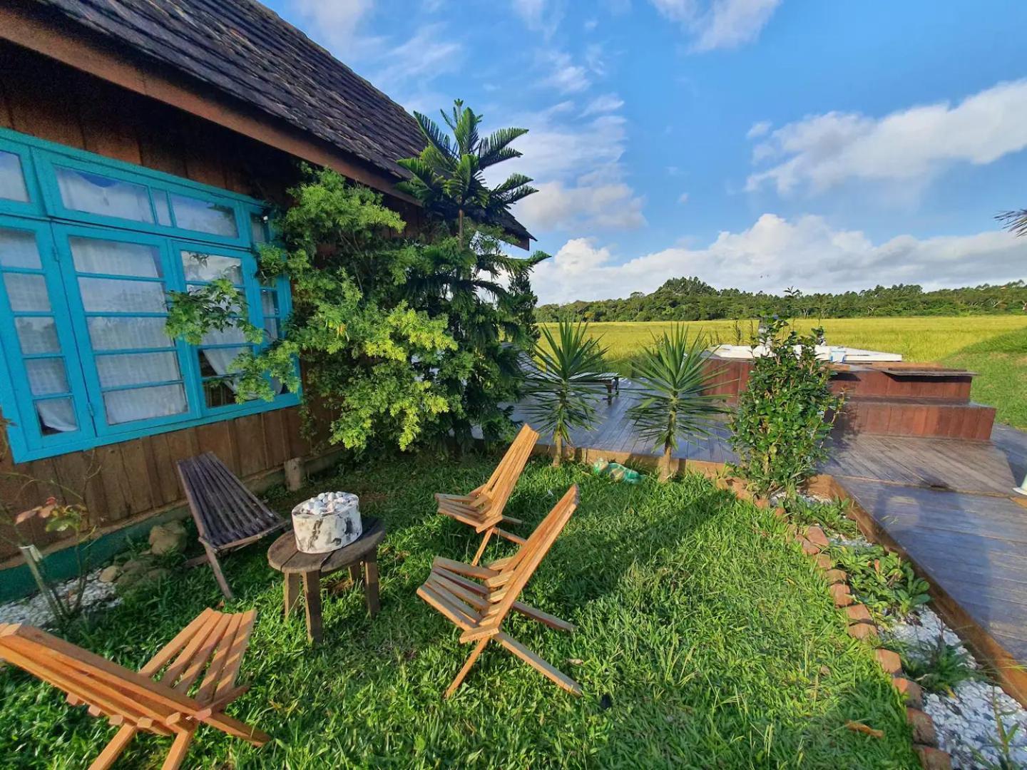 Chalé Sol com hidromassagem em meio a natureza