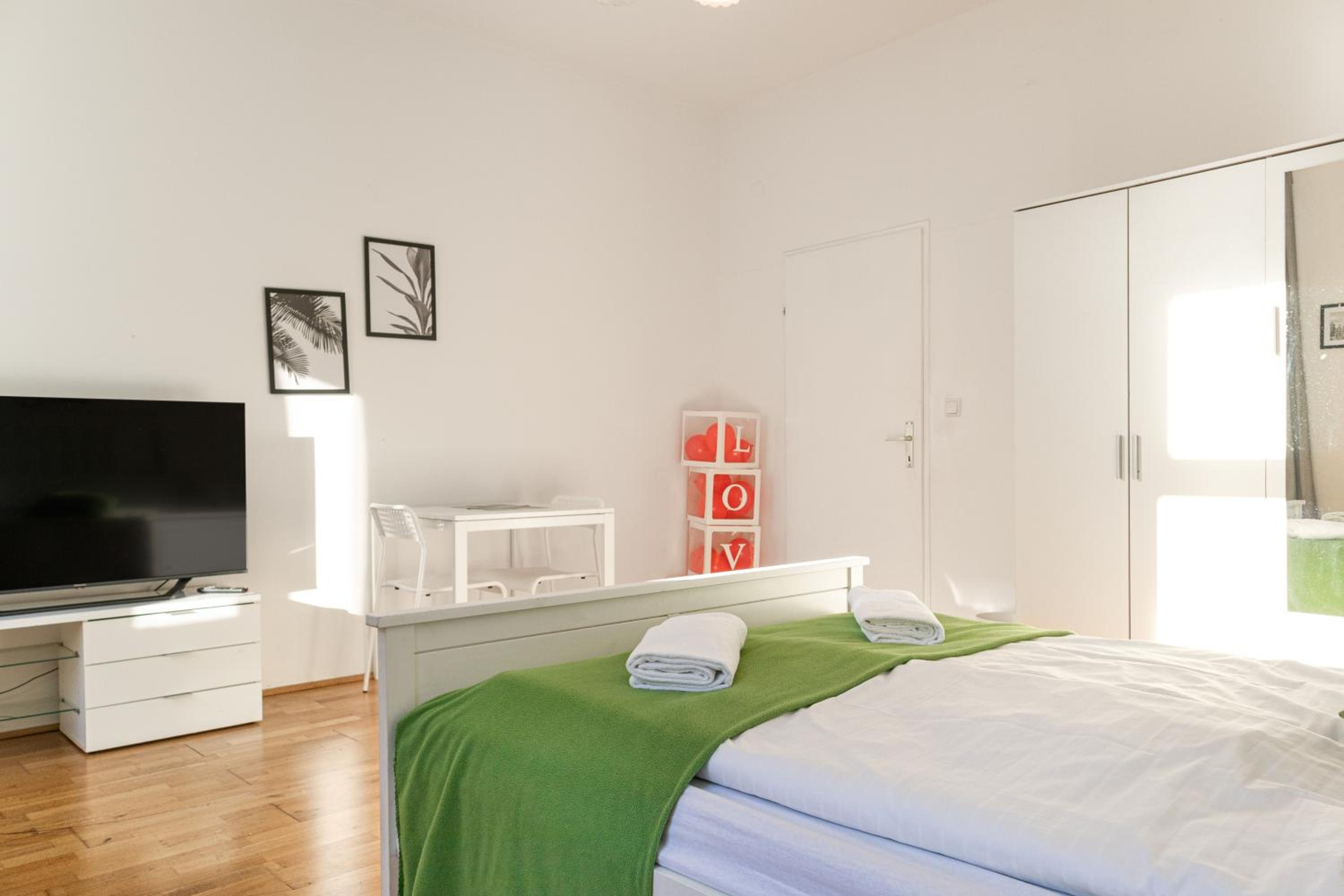 Lovely 3 private rooms in shared Apt Near Belvedere