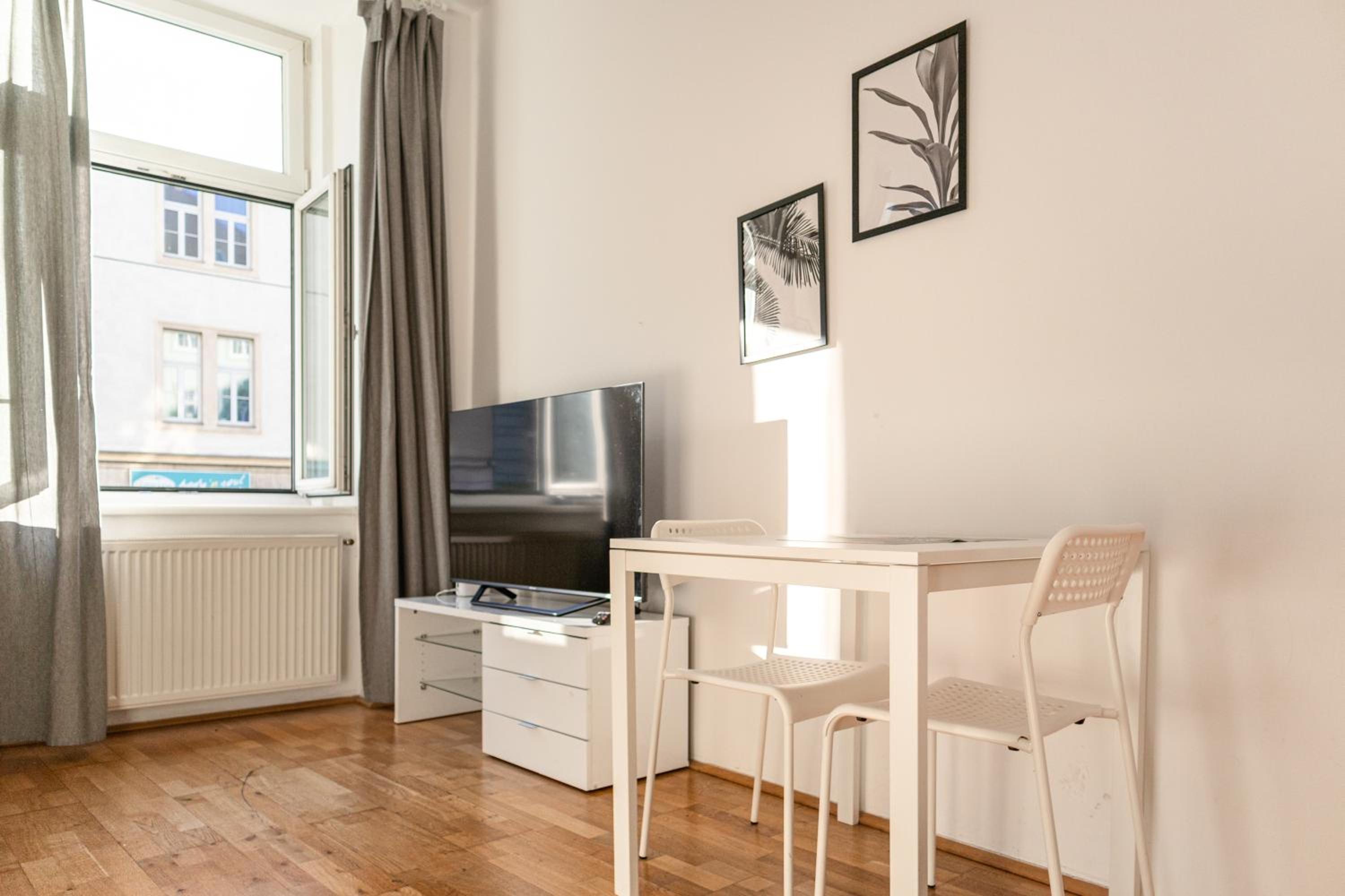 Lovely 3 private rooms in shared Apt Near Belvedere