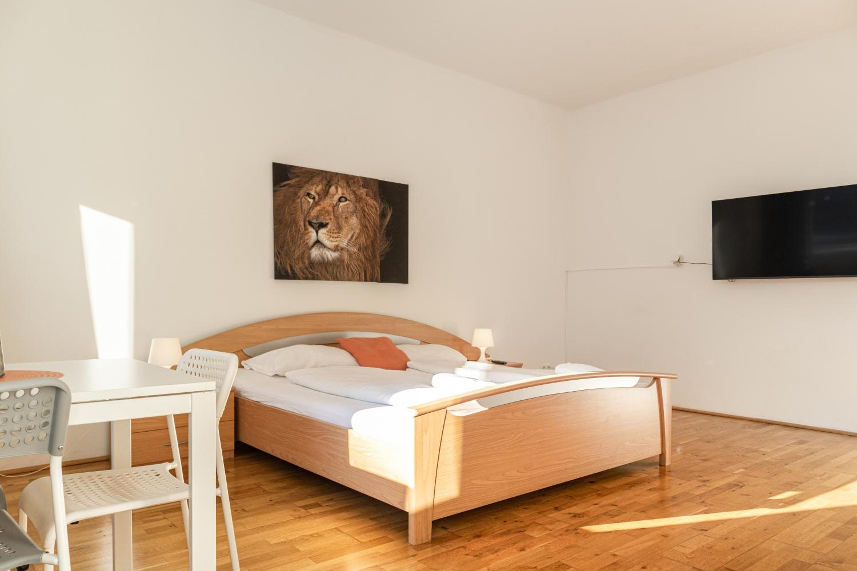 Lovely 3 private rooms in shared Apt Near Belvedere