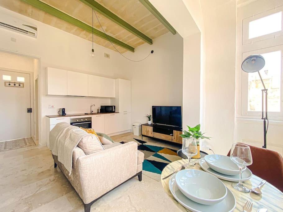 Maltese Apartment 2 with traditional Balcony by Solea view 3