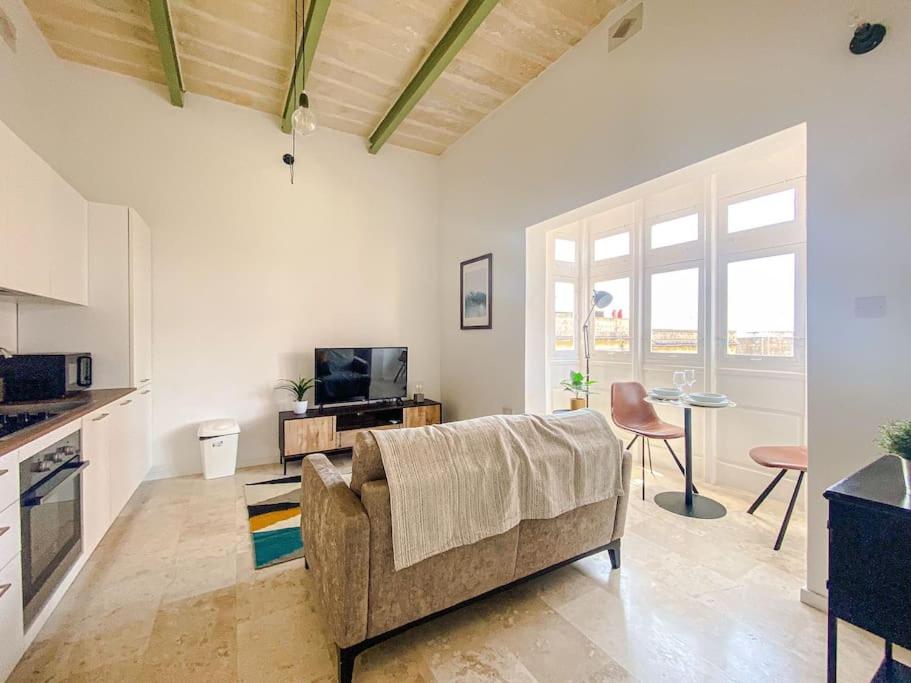 Maltese Apartment 2 with traditional Balcony by Solea view 5