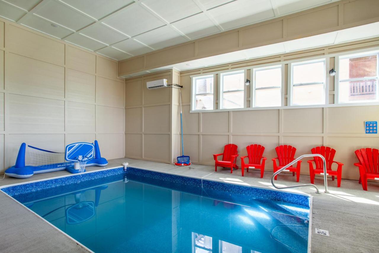 Pool and Game Room in Stunning Mountain Cabin view 4