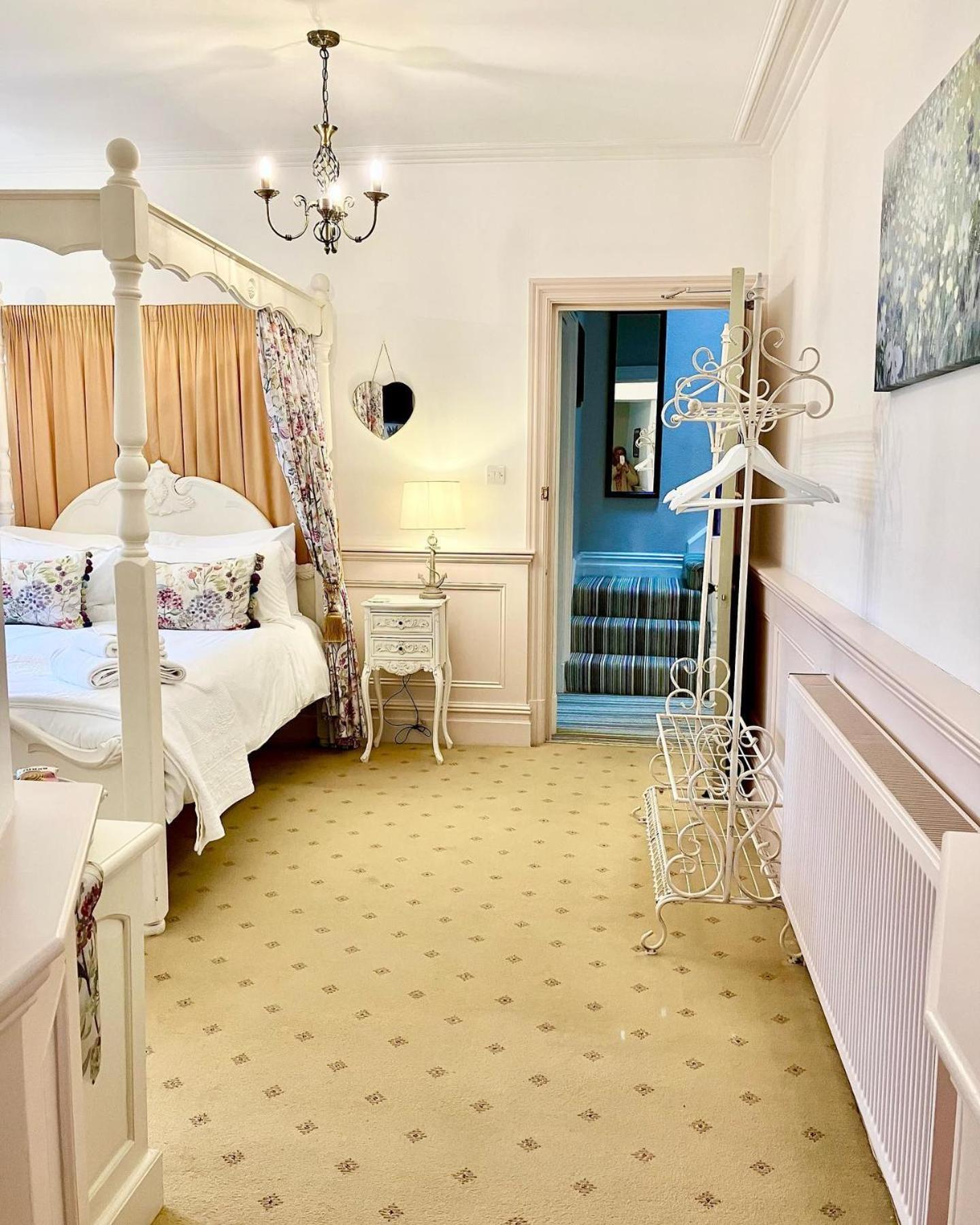 Storrs Gate House B & B No pets Allowed