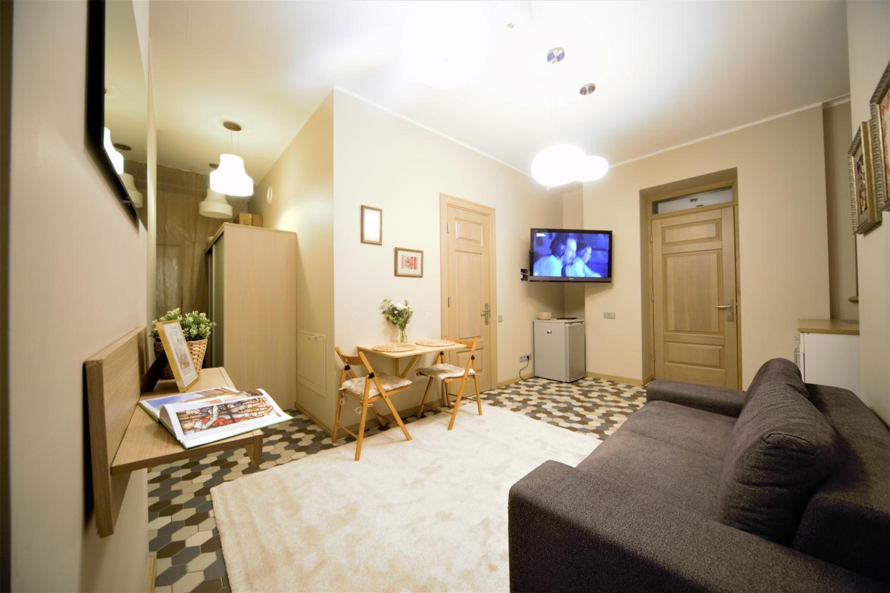 Quiet Old Town Apartment with Elevator Access view 3