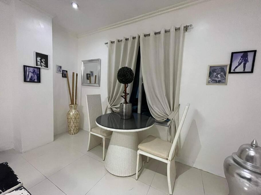 Sheryll Escapes - Kandi big 1 BR, king bed, free housekeeping, fiber fast internet view 4
