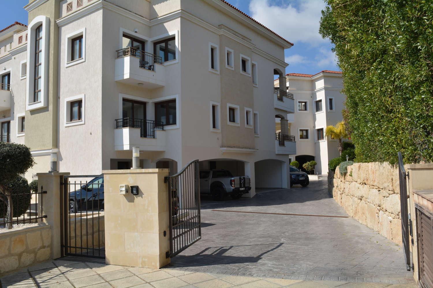 Eleona's Royal Gardens By Yiota - Luxury 2 Bed Apartment in Exclusive Complex