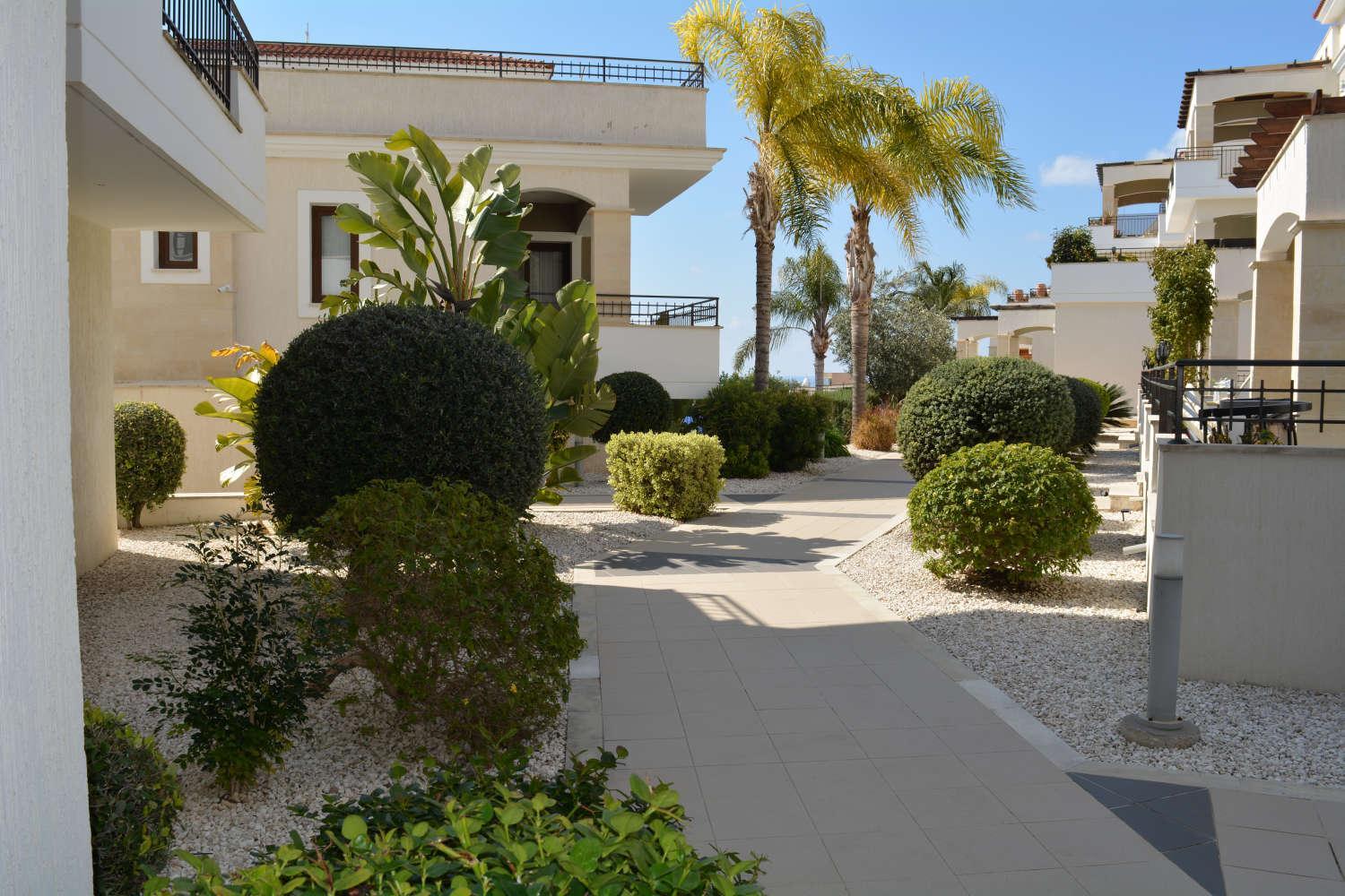 Eleona's Royal Gardens By Yiota - Luxury 2 Bed Apartment in Exclusive Complex