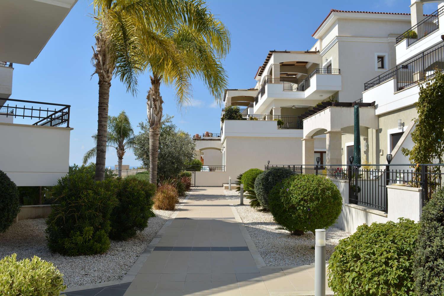 Eleona's Royal Gardens By Yiota - Luxury 2 Bed Apartment in Exclusive Complex