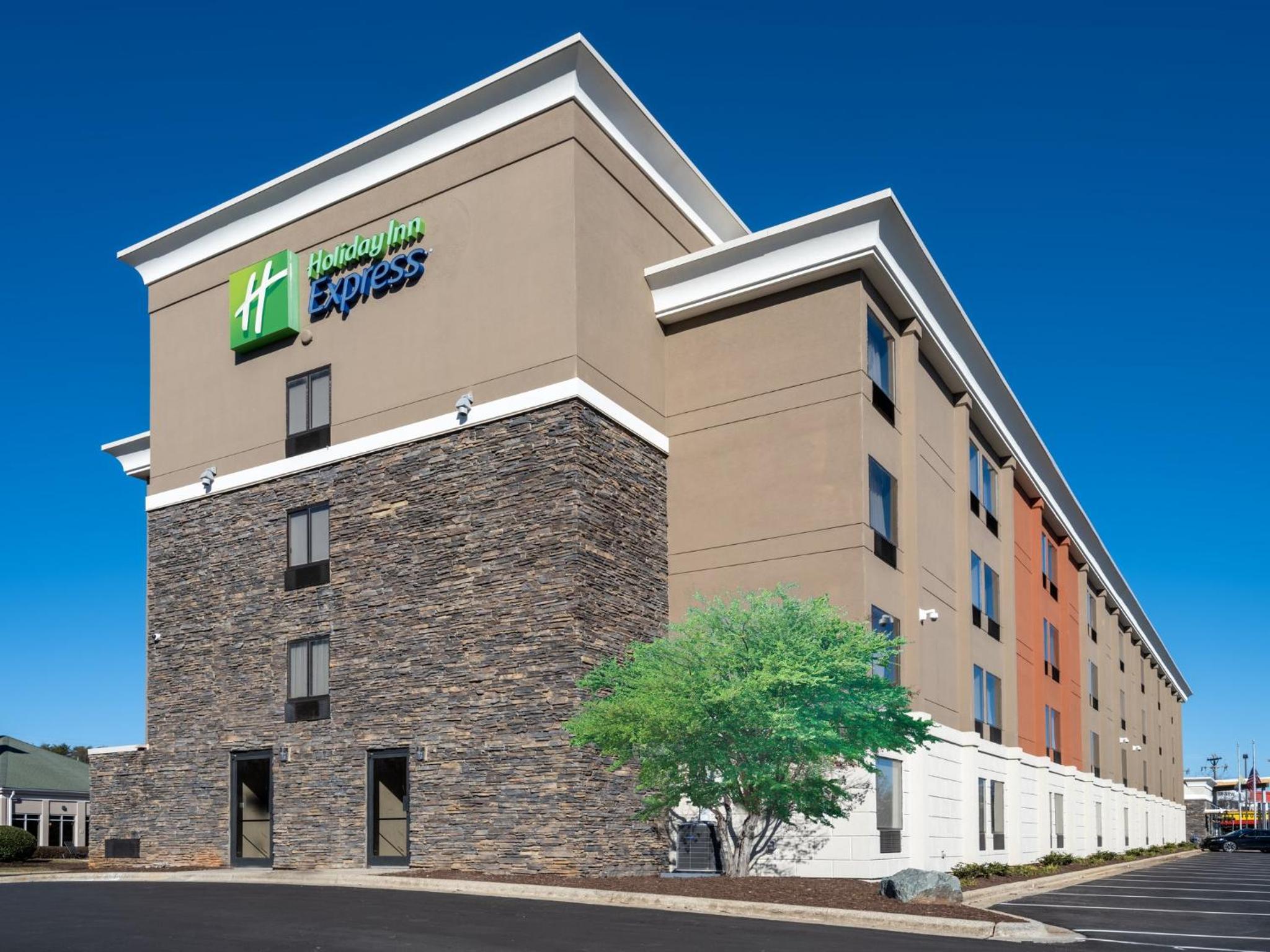 Hotel Holiday Inn Express & Suites Greensboro - I-40 atWendover, an IHG Hotel - Image 1