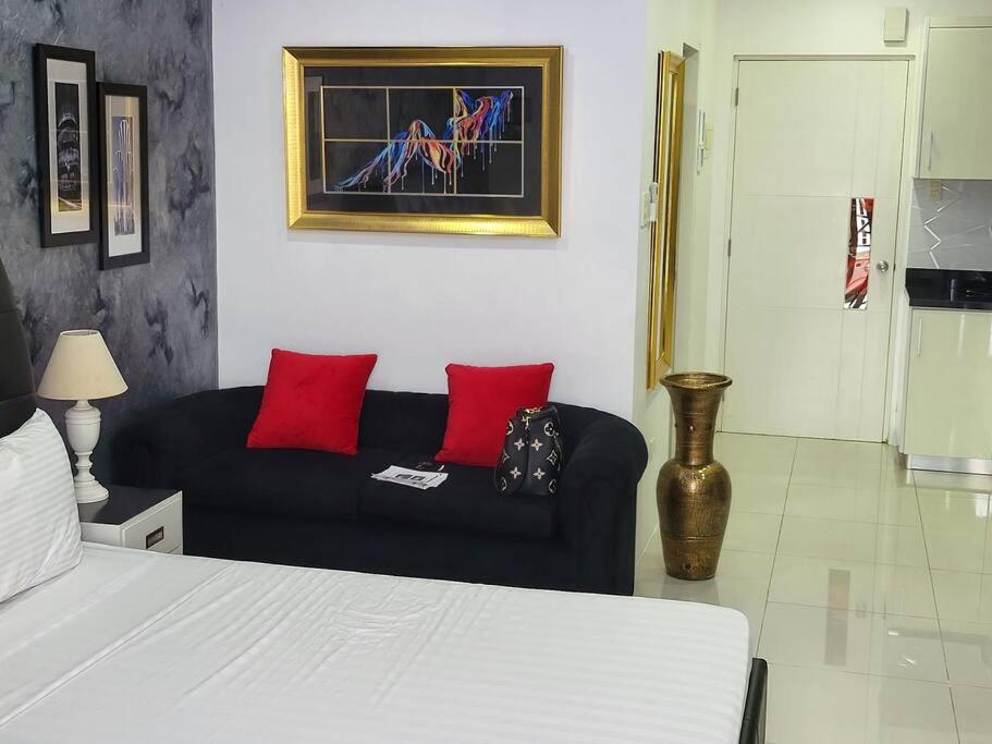 Sheryll Escapes - Kandi Palace Posh 9th floor new studio with King bed and housekeeping view 2
