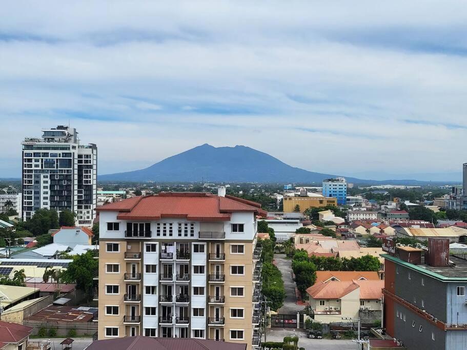 Sheryll Escapes - Kandi Palace Posh 9th floor new studio with King bed and housekeeping view 3