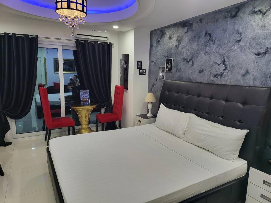 Sheryll Escapes - Kandi Palace Posh 9th floor new studio with King bed and housekeeping view 4