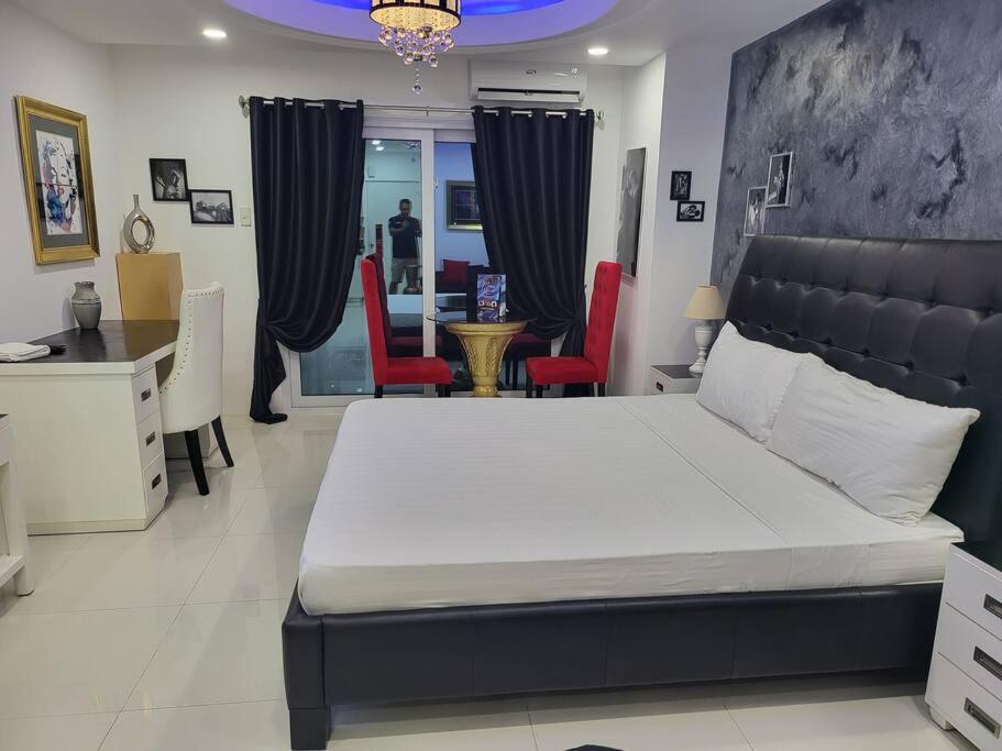 Sheryll Escapes - Kandi Palace Posh 9th floor new studio with King bed and housekeeping view 5