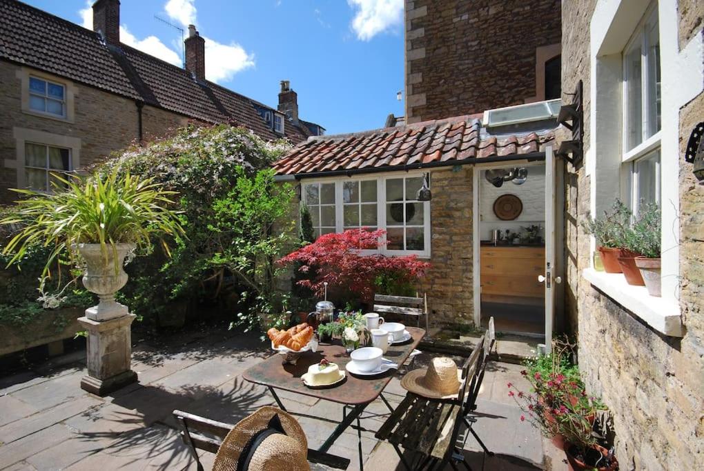 Charming Cottage in the Heart of Frome with parking