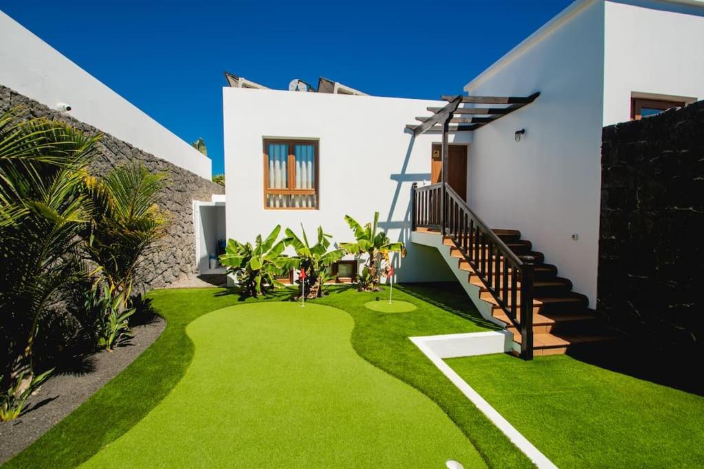 Villa Cavendish with sea views and heatable pool close to Flamingo Beach